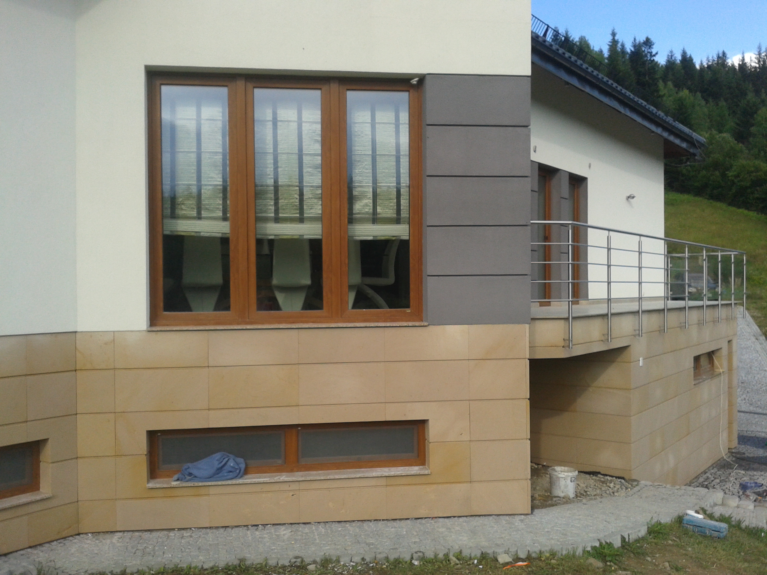 Elewacja domu z elementami drewnianymi i kamiennymi