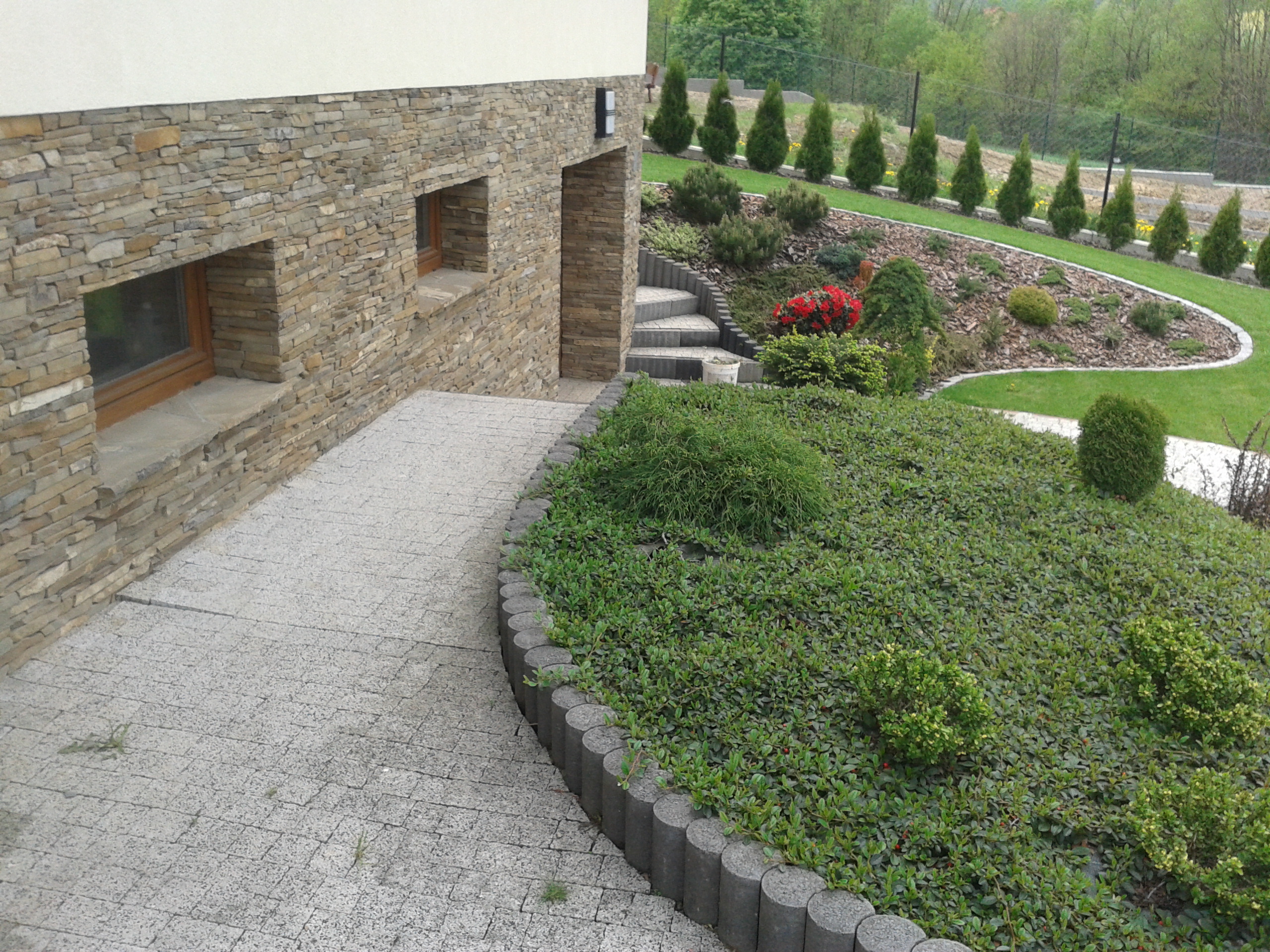 Elewacja łącząca kamień naturalny z tynkiem dekoracyjnym