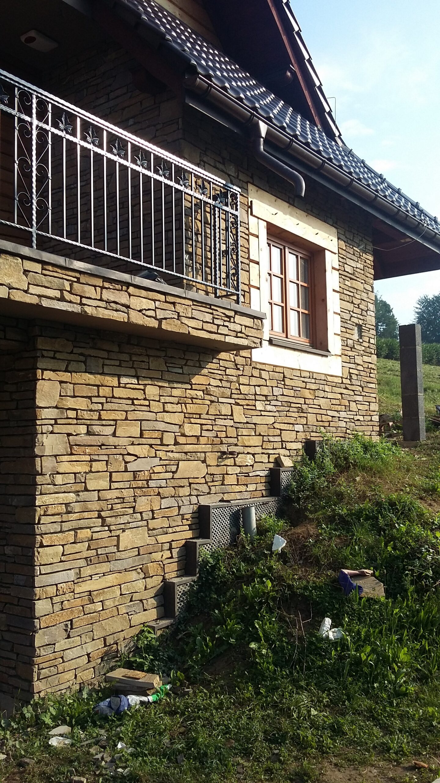 Nowoczesna elewacja z kamieniem cięto-łupanym