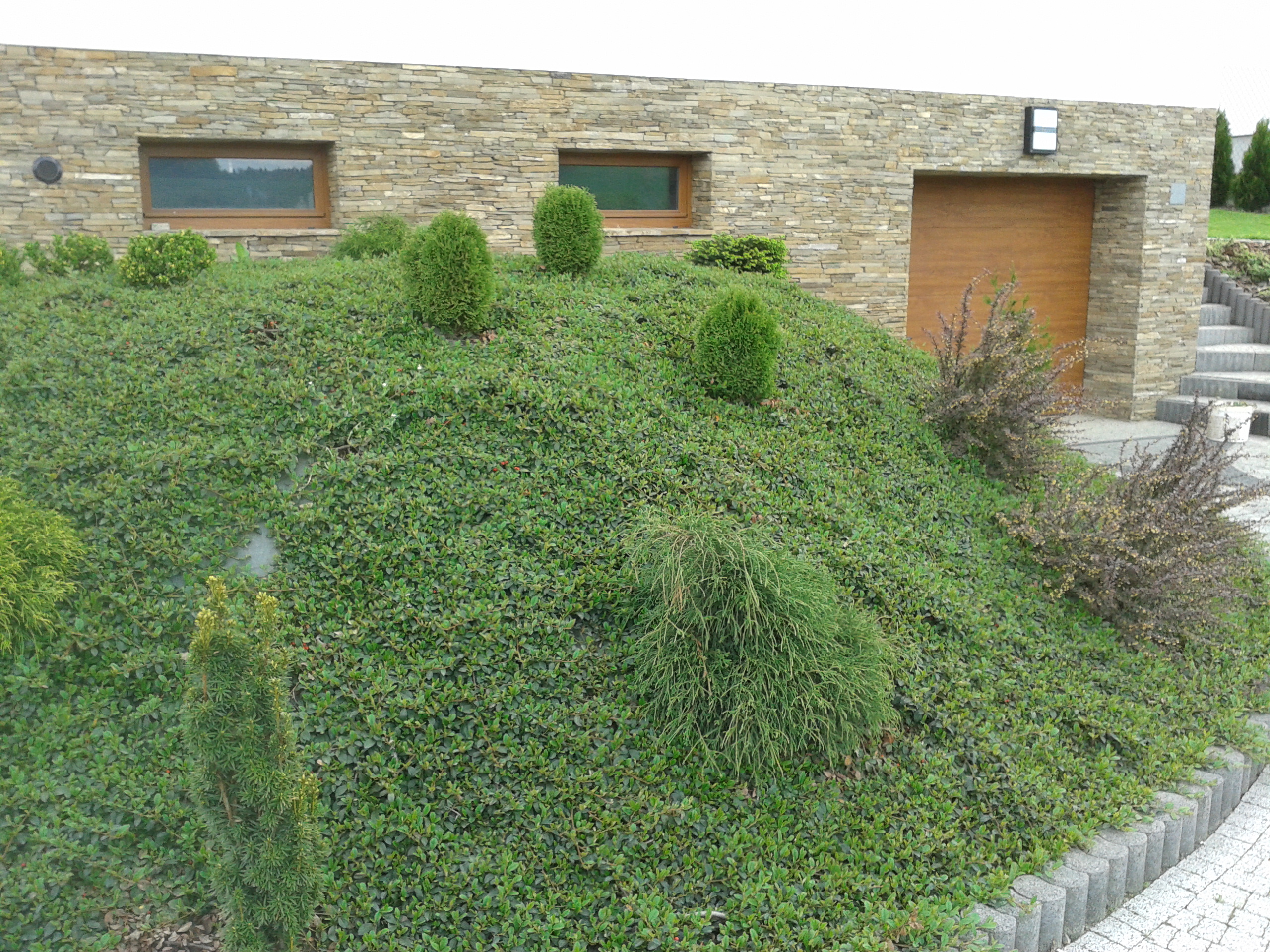 Narożnik budynku wykończony łupanym kamieniem