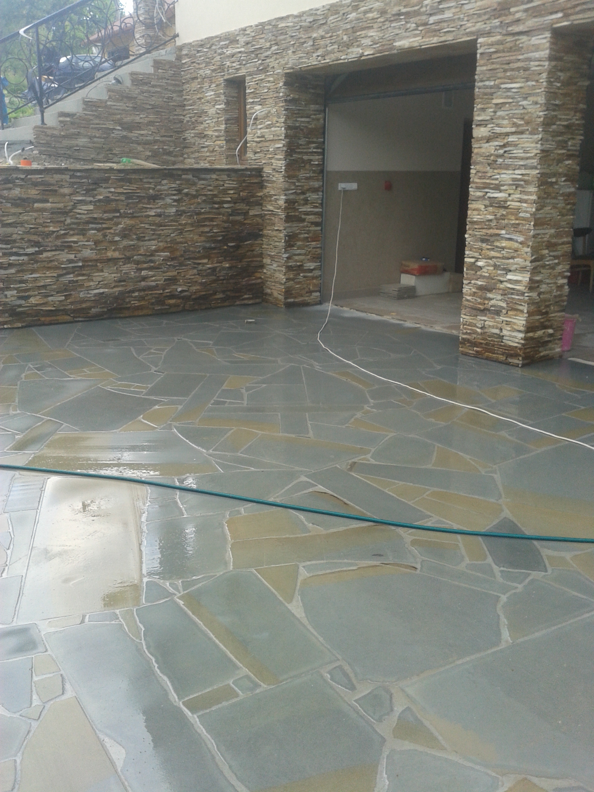 Podmurówka i cokół domu z kamienia polnego