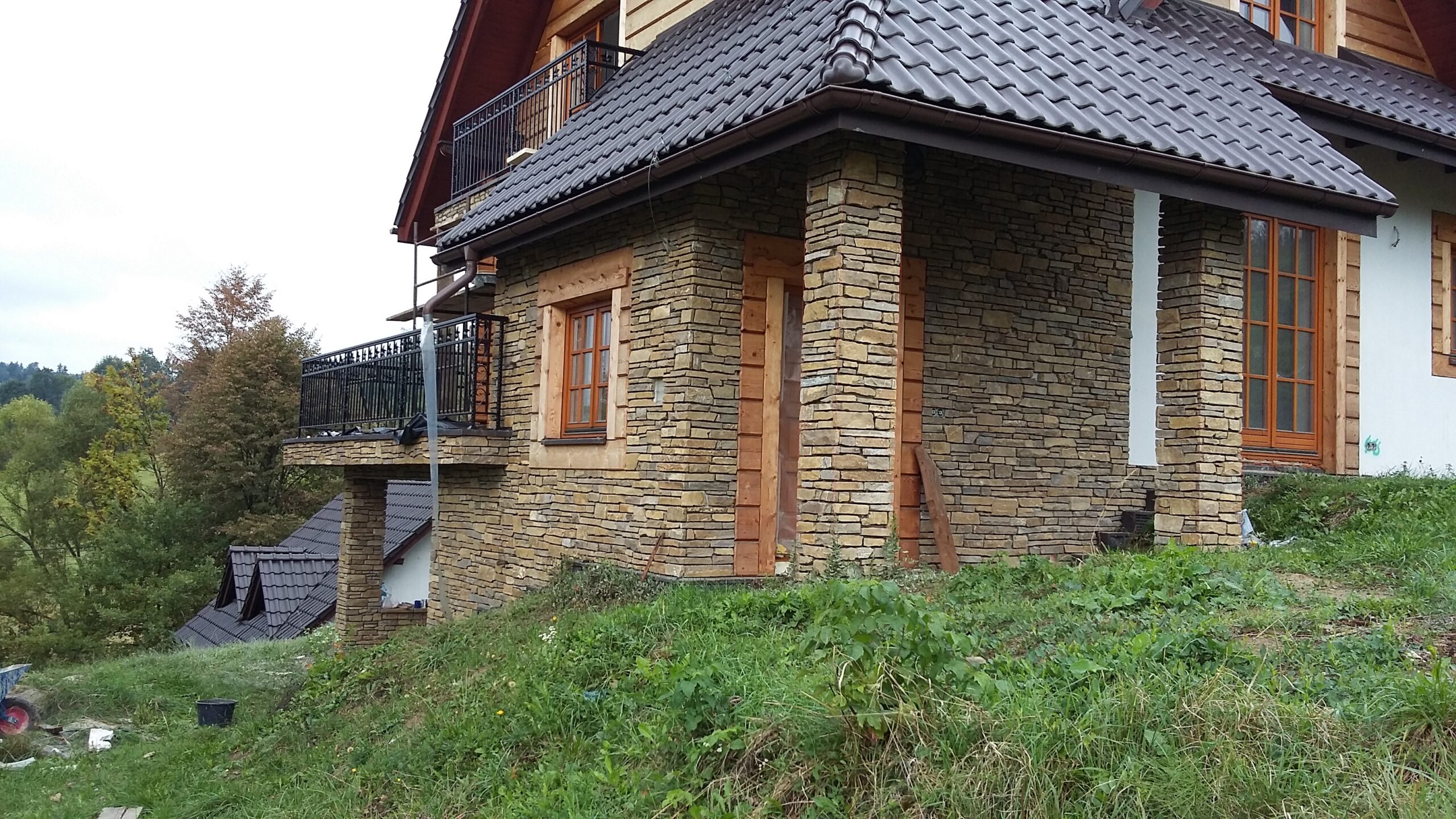 Elewacja z piaskowca — ciepły odcień beżu