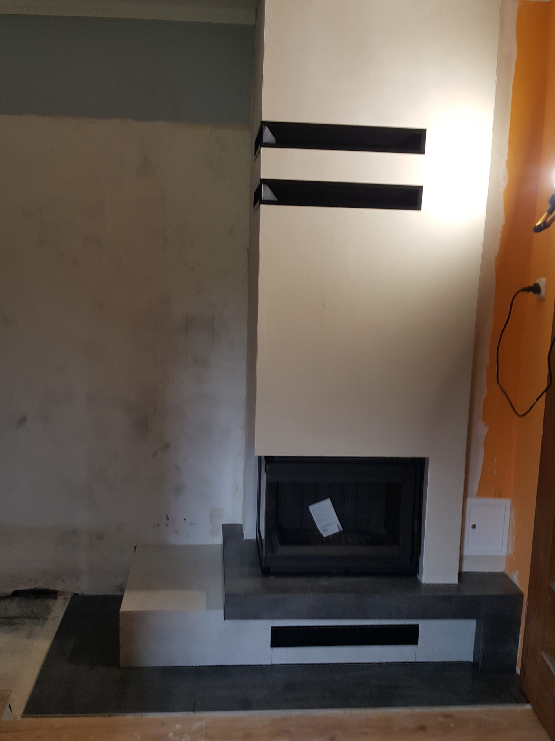 Klasyczny kominek ceglany z drewnianym wykończeniem