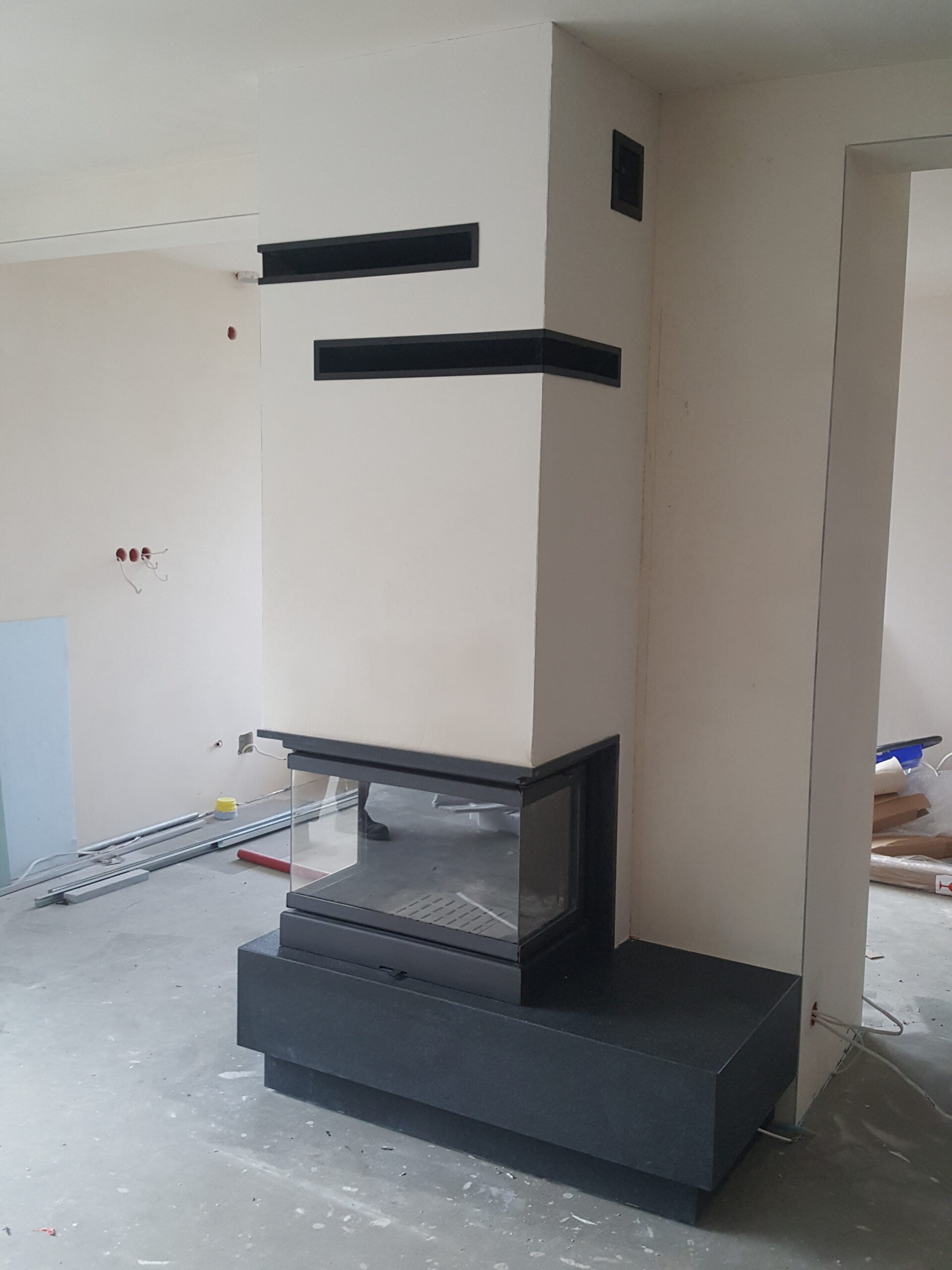 Minimalistyczny kominek w stylu skandynawskim