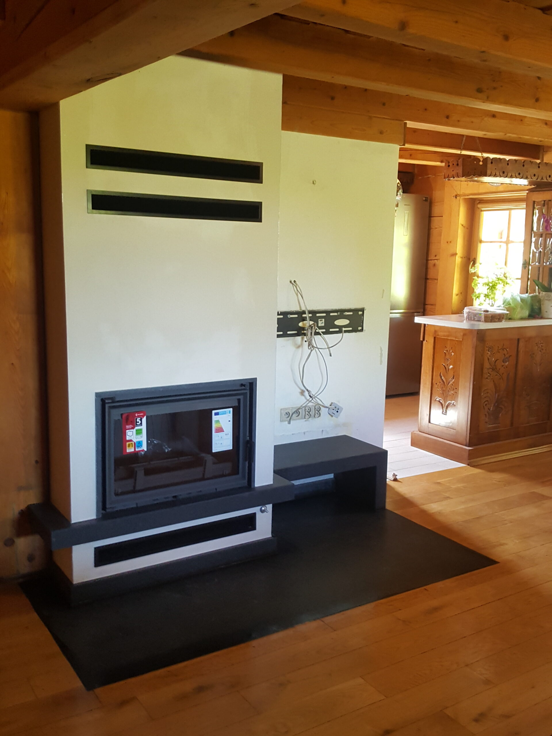 Kominek narożny z wkładem Kratki WIKTOR DECO — widok z dwóch stron