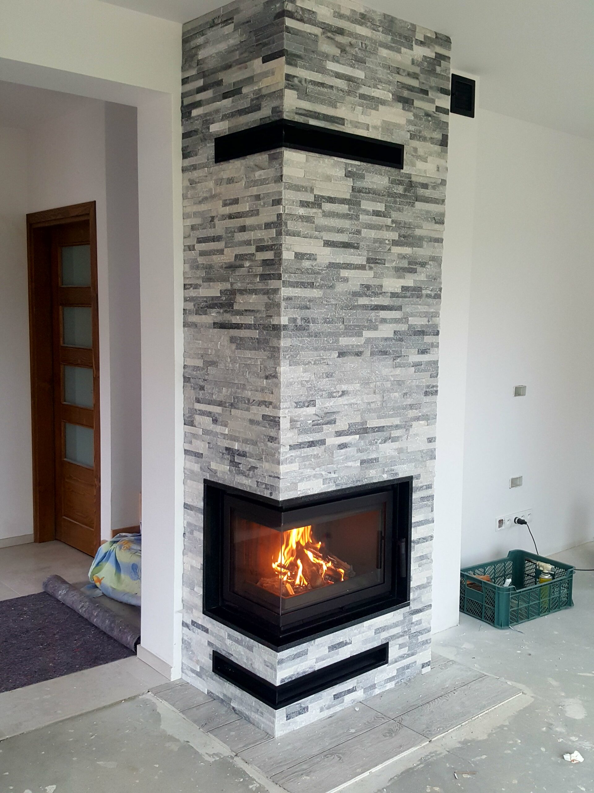 Kominek z ciemną obudową i wkładem narożnym Kratki WIKTOR DECO