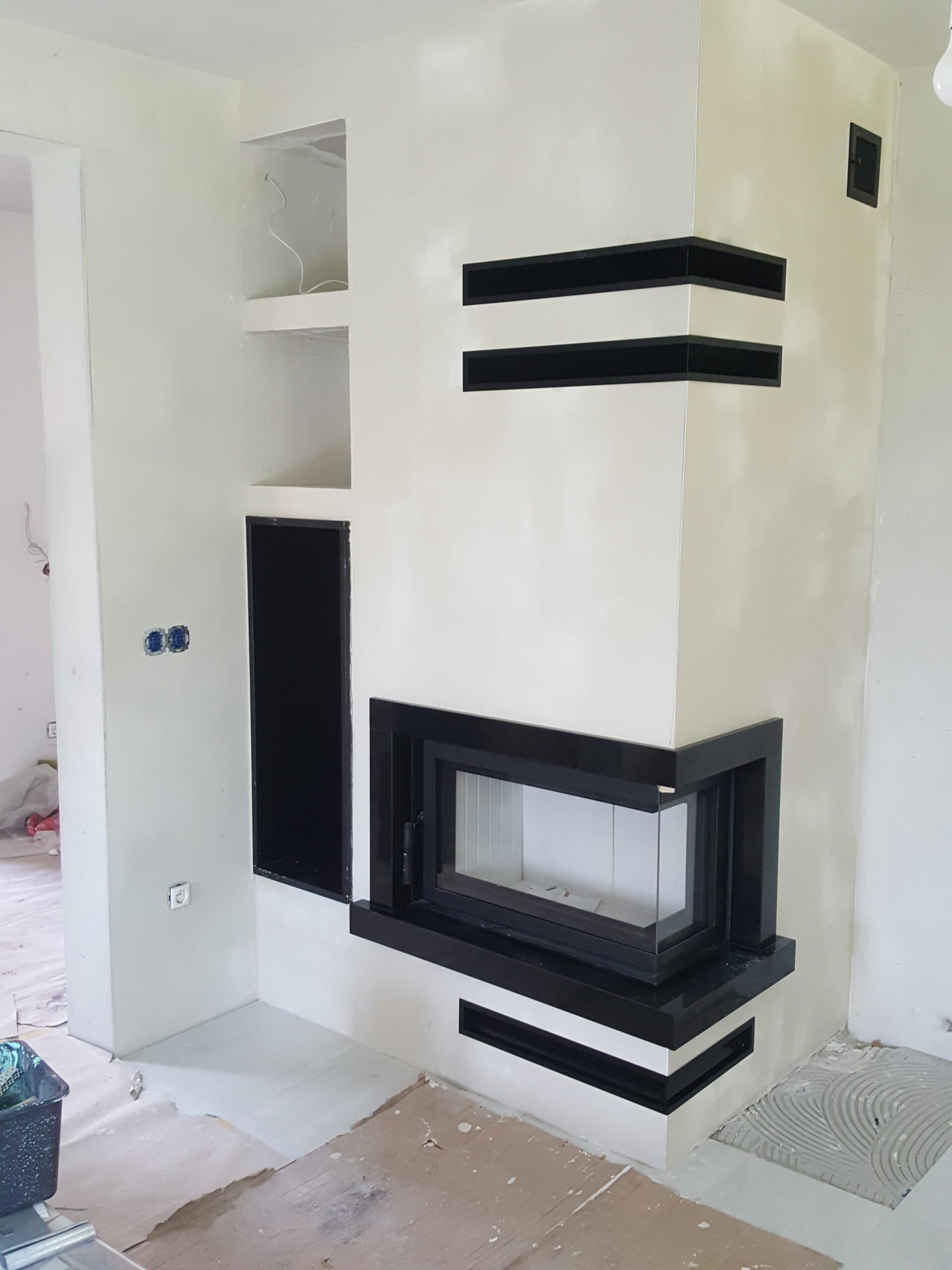 Kominek jako centralny punkt salonu z antresolą