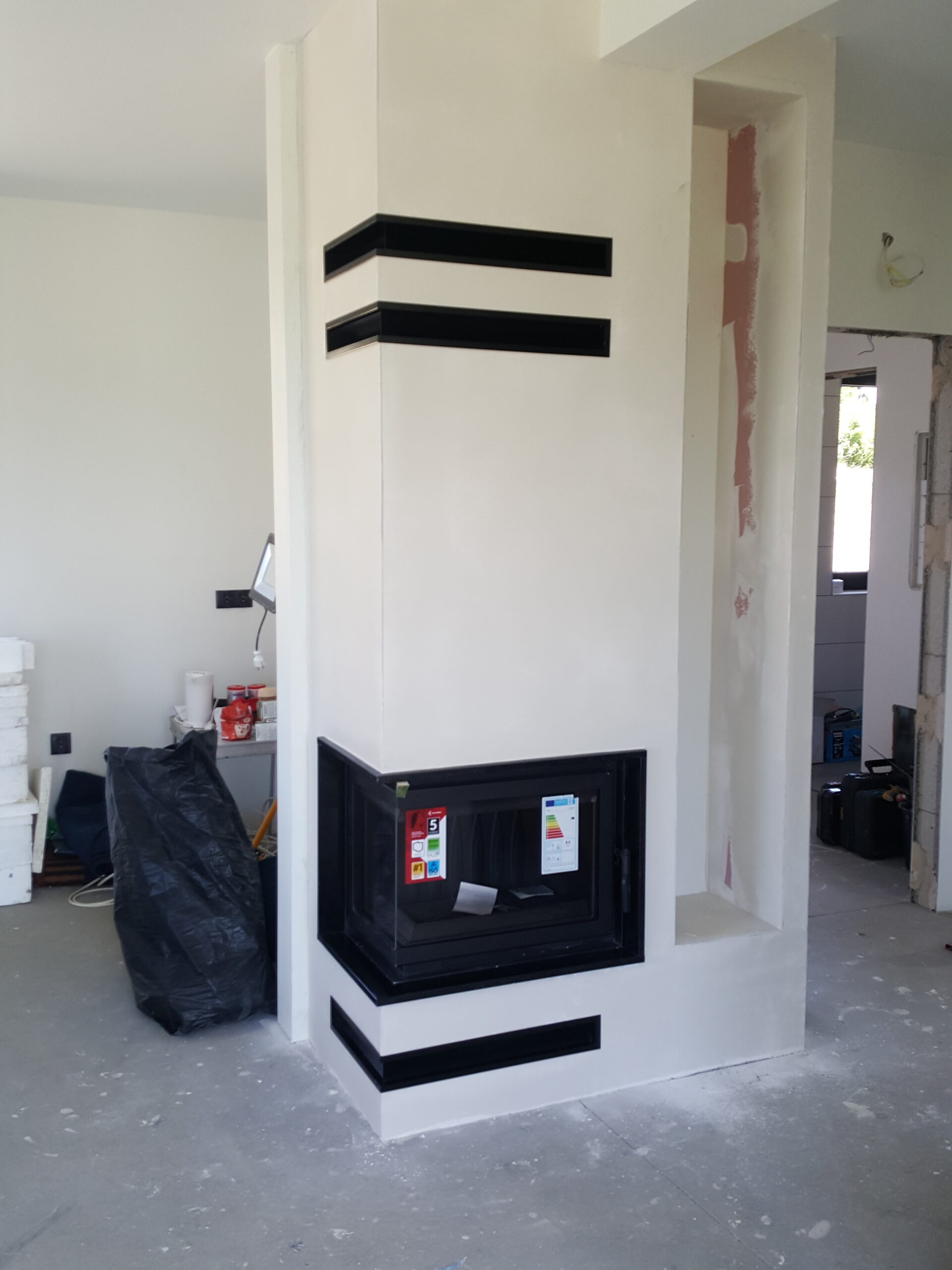 Kominek z frontem z naturalnego kamienia łupkowego