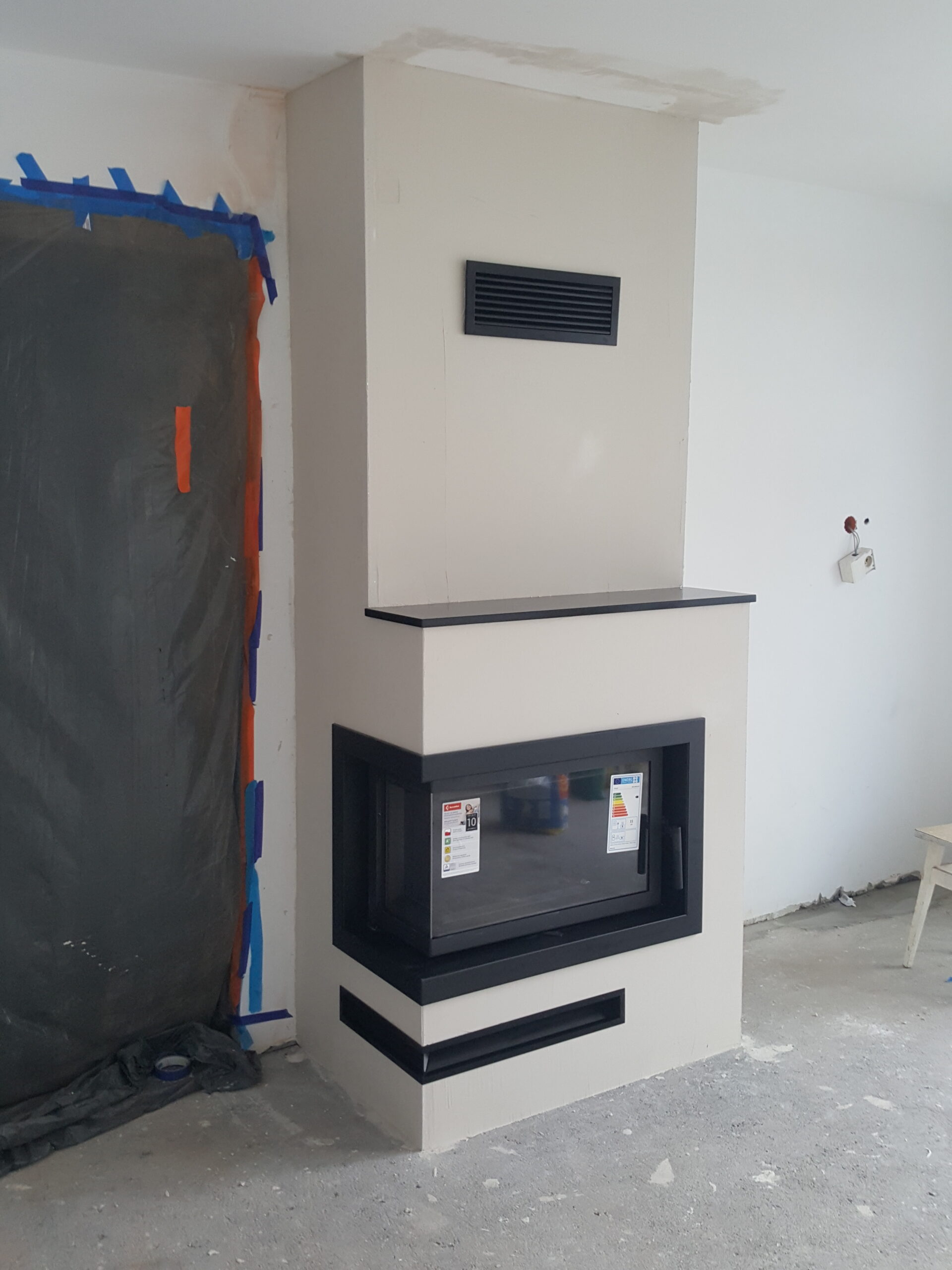 Kominek otynkowany na biało z kamiennym cokołem