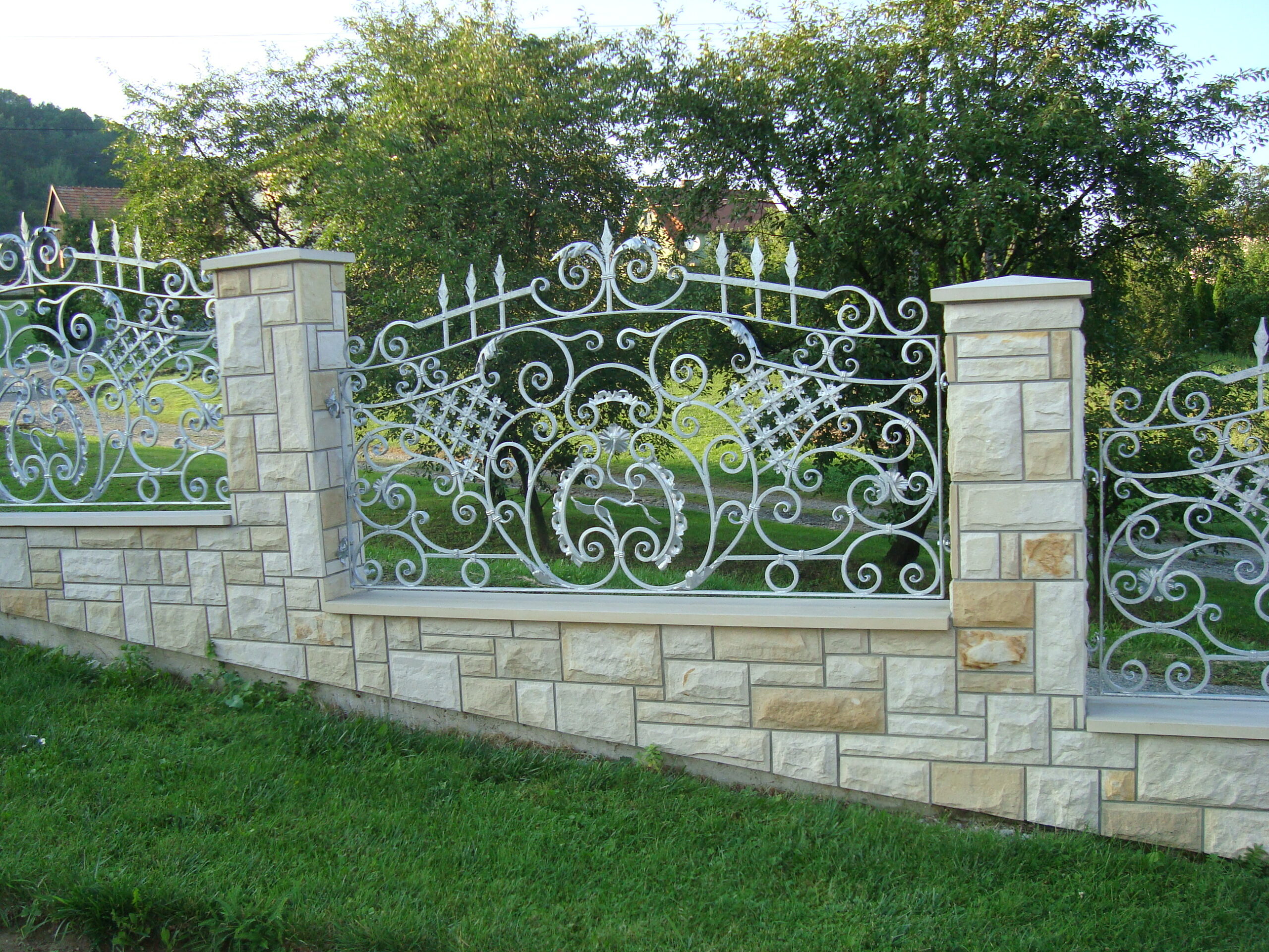 Słupki z granitu i podmurówka z kamienia łupanego