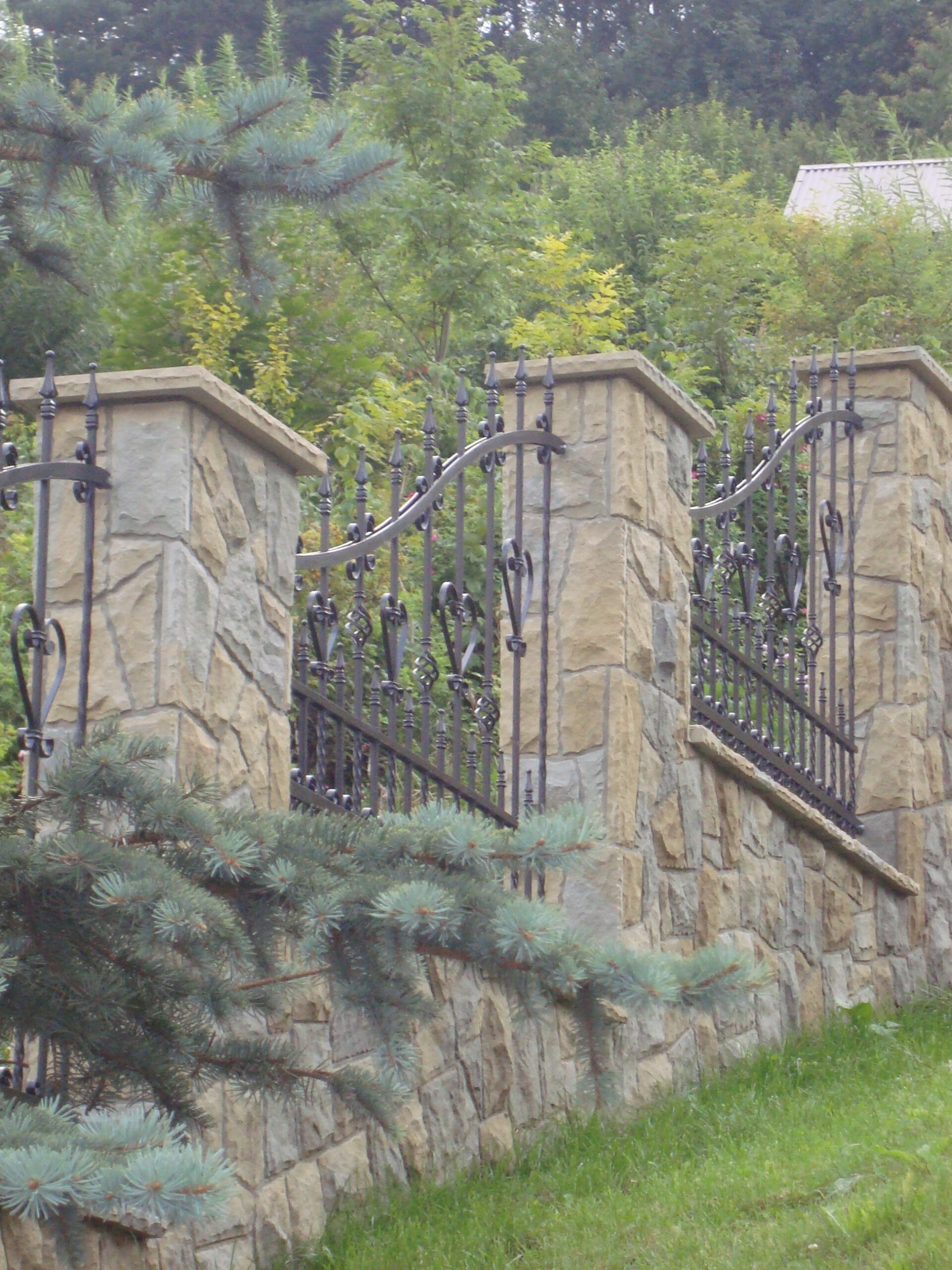 Całe ogrodzenie z kamienia dzikiego z przęsłami