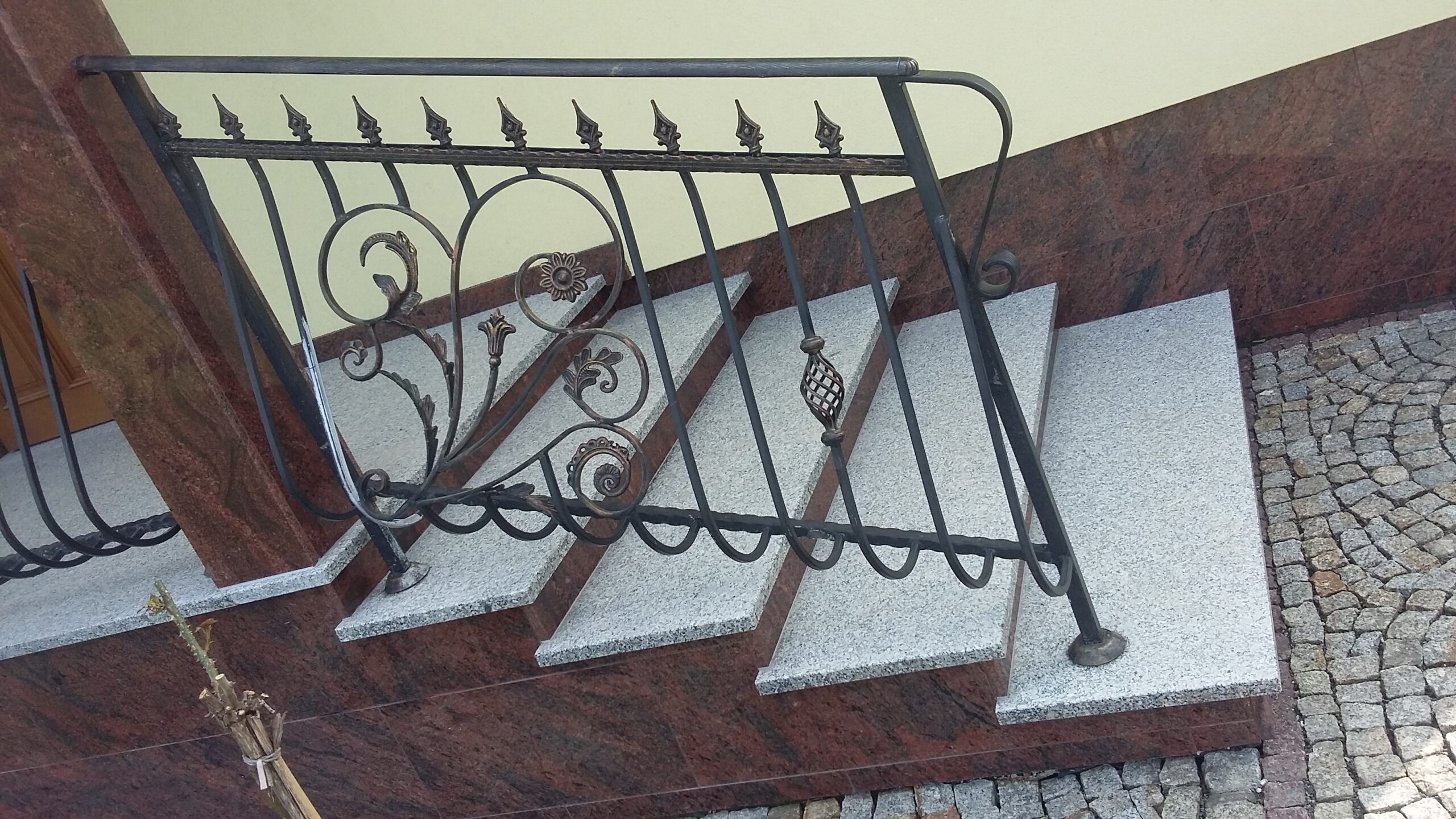 Okładzina schodów drewnianych kamienną powierzchnią