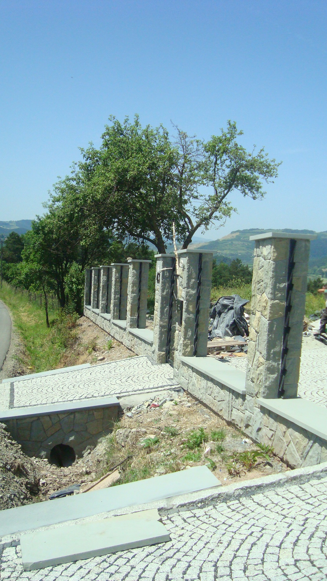 Filary wejściowe z kamienia naturalnego z lampkami