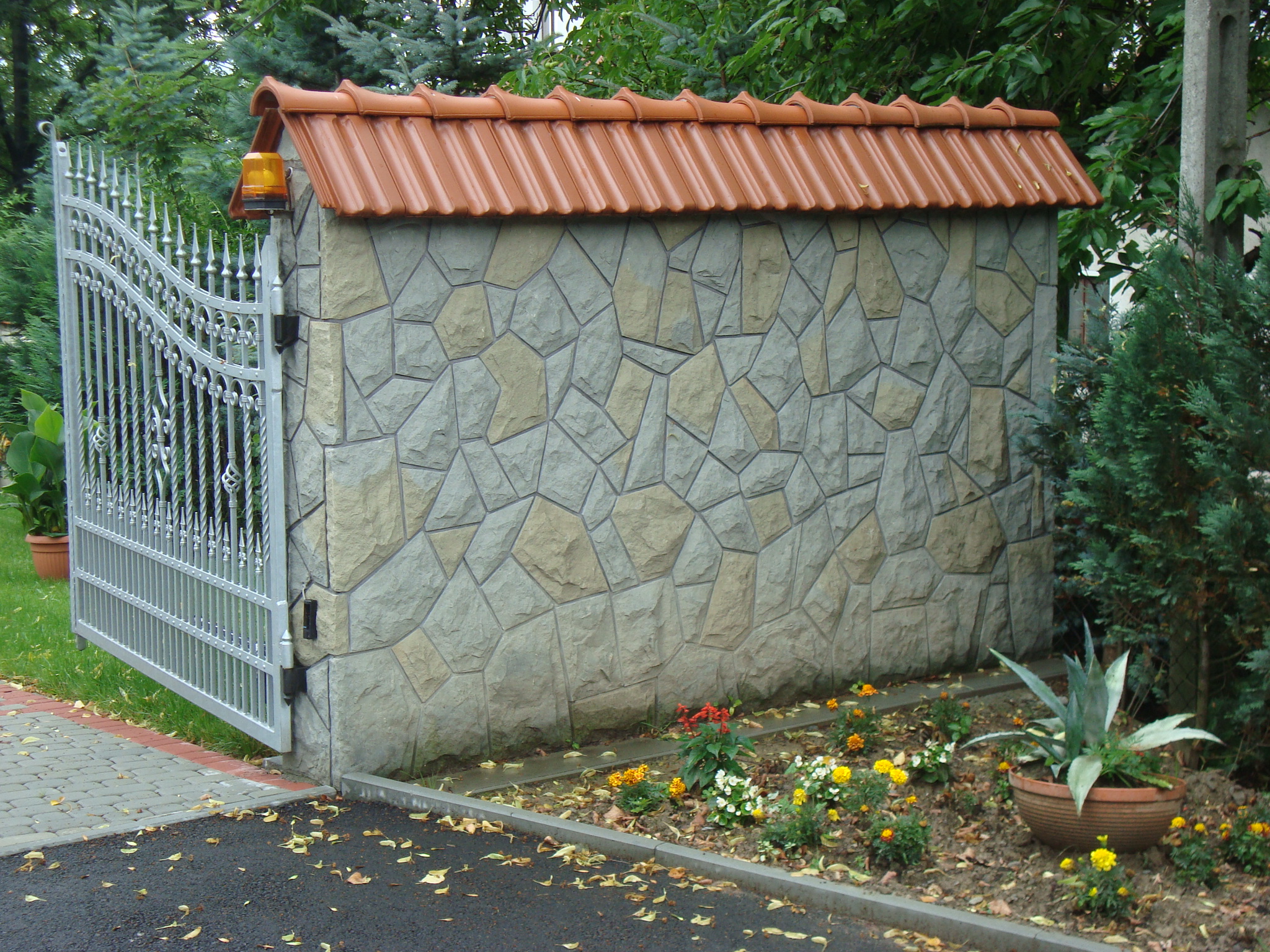 Podmurówka z kamienia naturalnego pod ogrodzenie metalowe