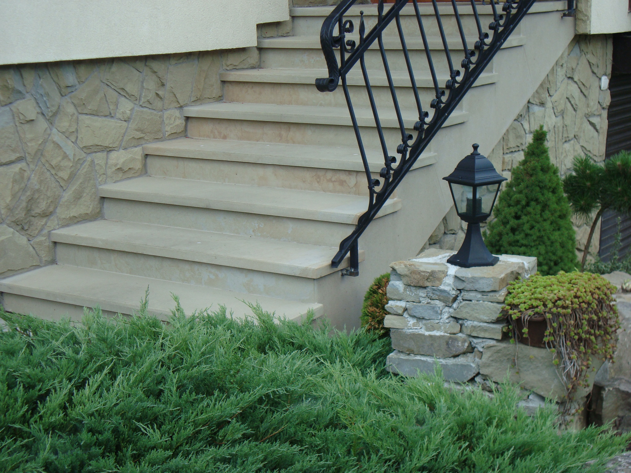 Schody z białego marmuru w nowoczesnym wnętrzu