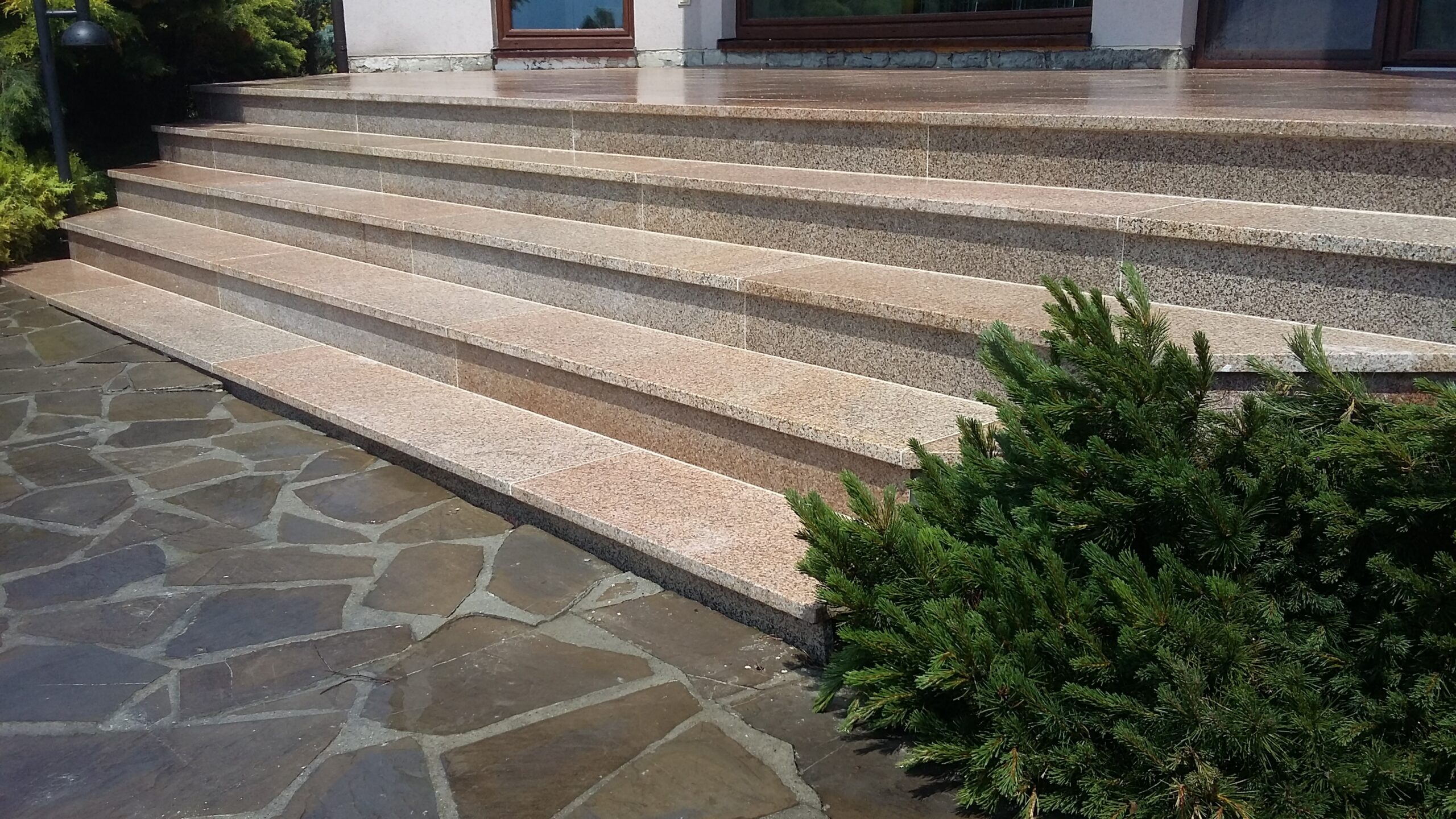 Reprezentacyjne schody z szarego granitu