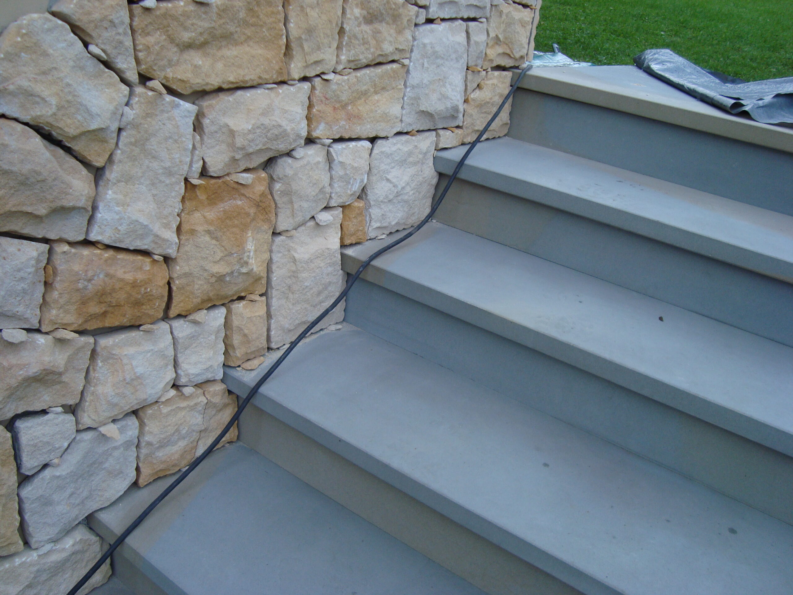 Schody z piaskowca — klasyczna elegancja