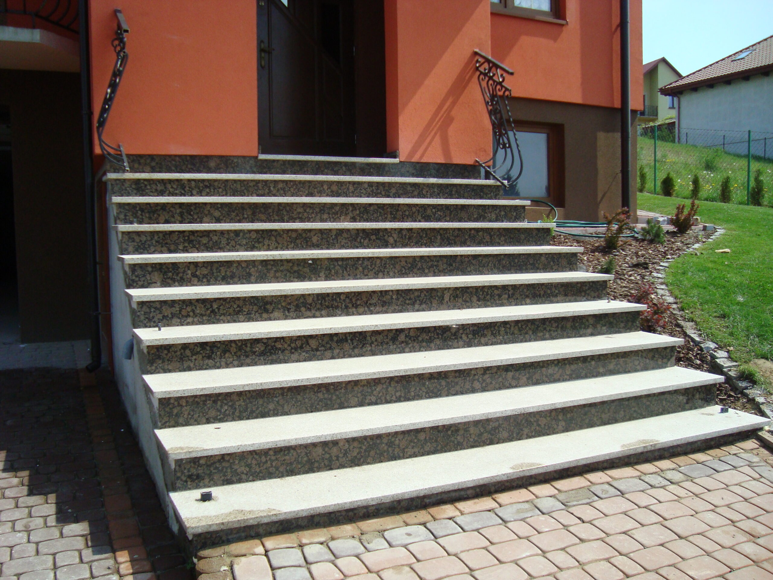 Schody wewnętrzne ze stopnicami z kwarcytu