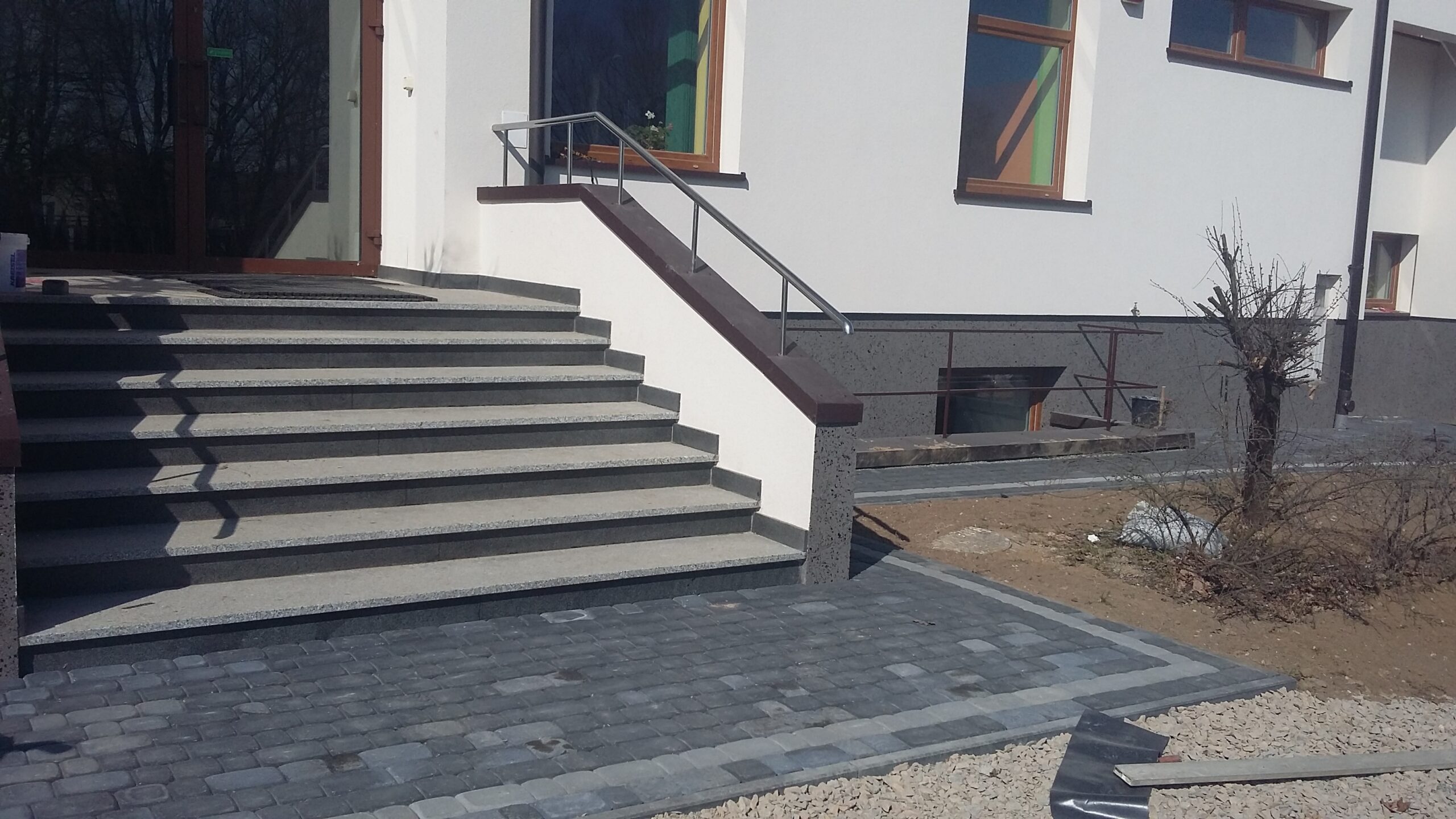 Schody z czarnego łupka — styl industrialny