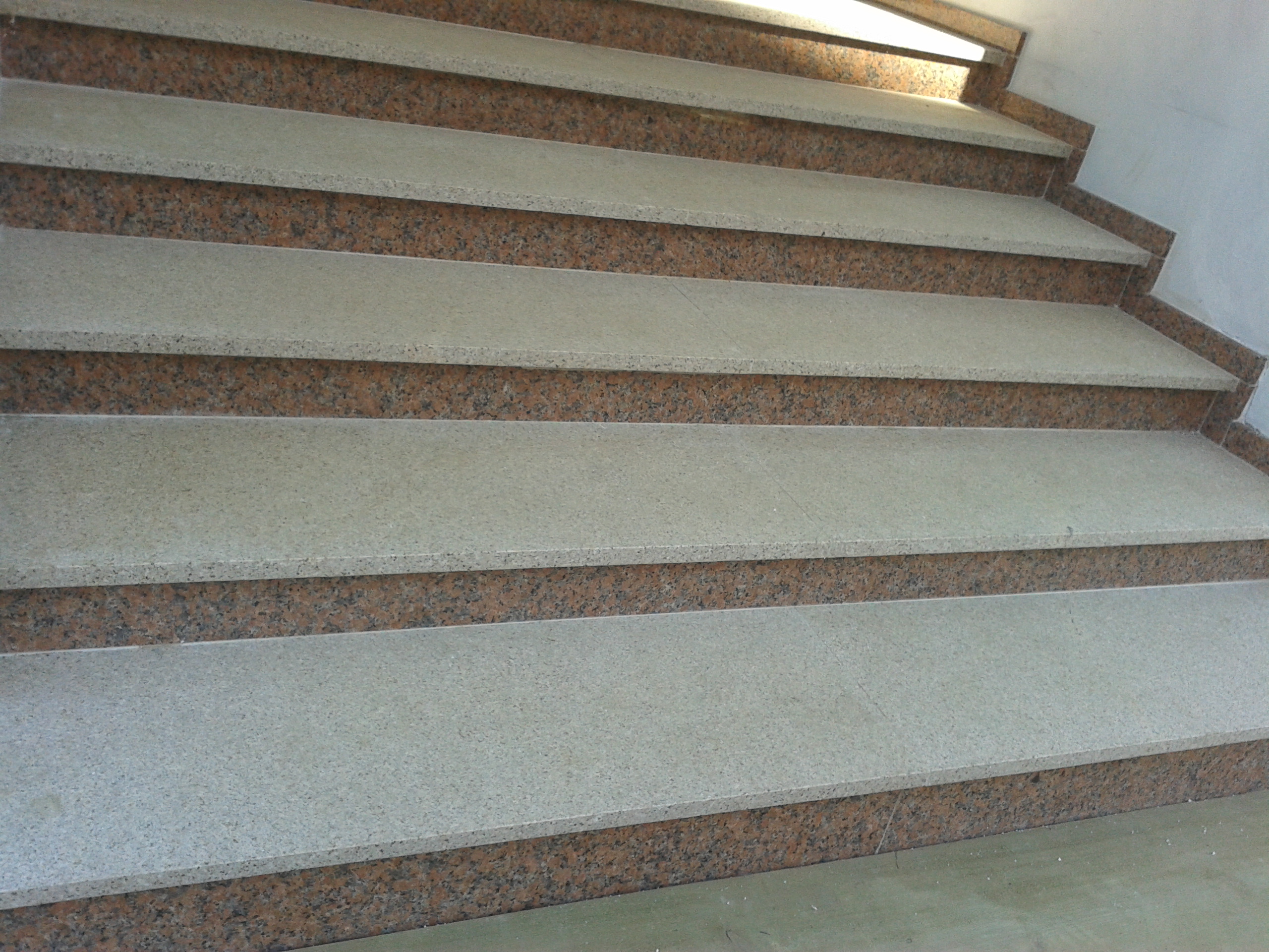 Schody wejściowe z kamienia naturalnego